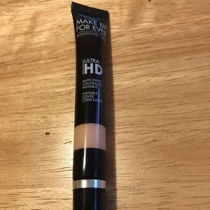 Make up forever R22 concealer light to medium tone